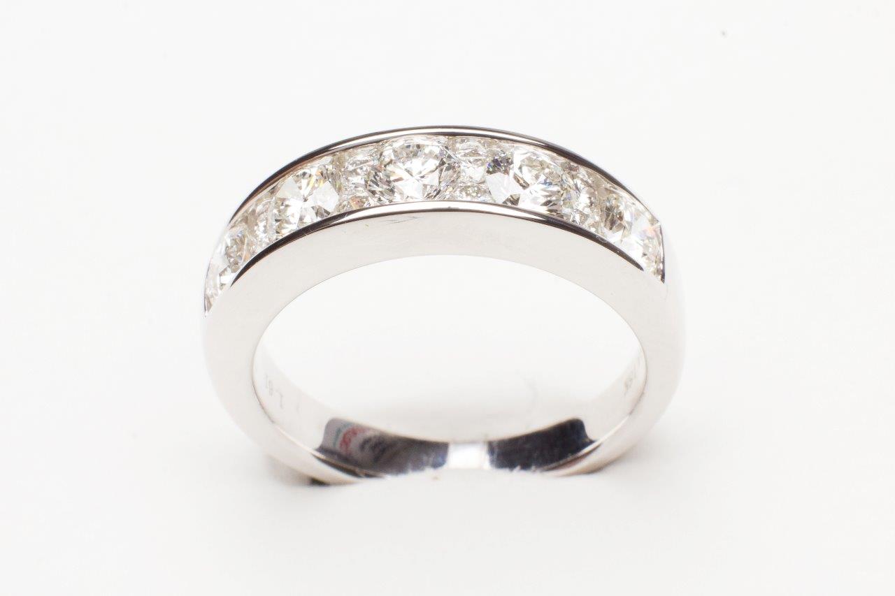 18KT WG 13 RD DIA 1.61CTTW LAYERED CHANNEL SET BAND