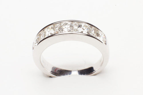 18KT WG 13 RD DIA 1.61CTTW LAYERED CHANNEL SET BAND
