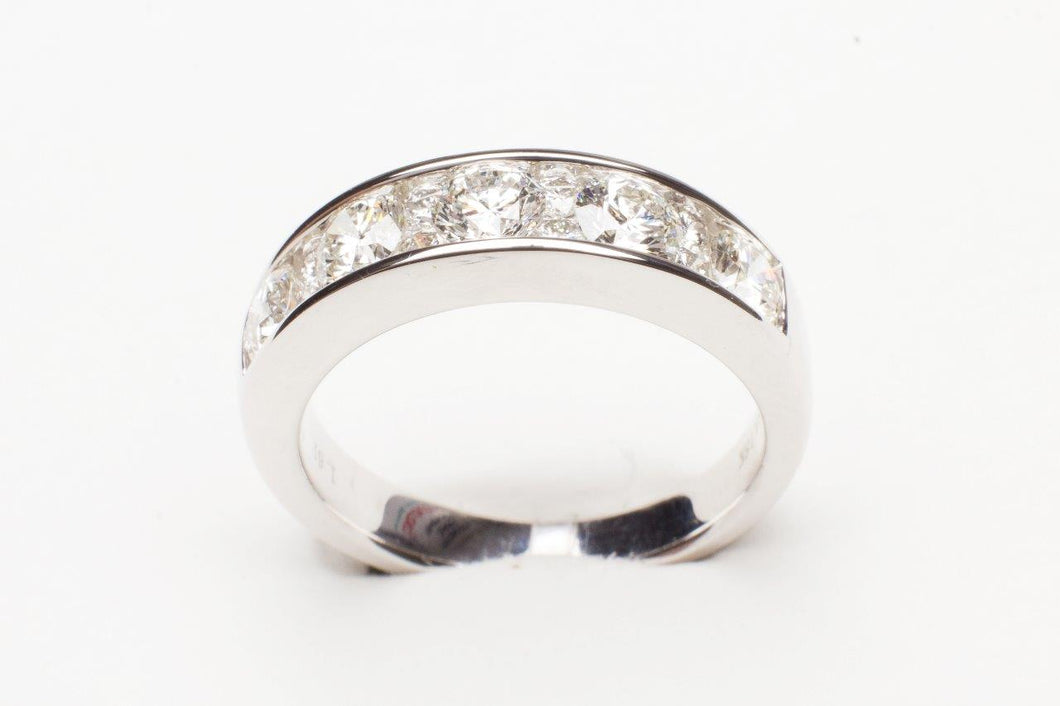 18KT WG 13 RD DIA 1.61CTTW LAYERED CHANNEL SET BAND