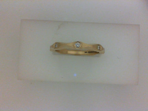 14KT YG .16CTTW DIA 2.5MM SCALLOPED BAND