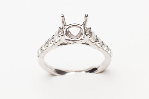 14K WG .76CTTW GRAD RD DIA PRONG SET MTG