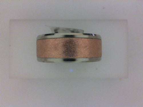 9MM 14KT TT POL BEVELED EDGE WITH RG SWIRLED BRUSHED CENTER
